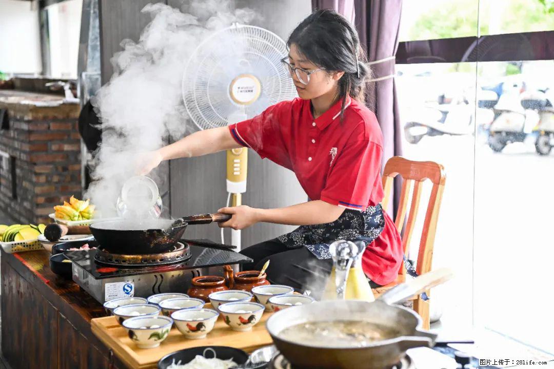 全网追的“扁担女孩”,找了一份暑假工,时薪12元 - 济宁生活资讯 - 济宁28生活网 jining.28life.net